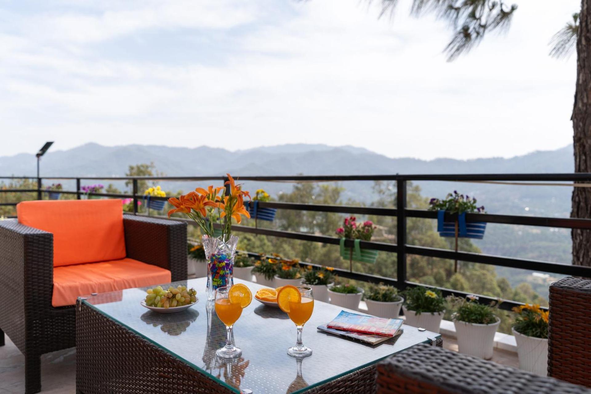Villa Woodside Meadows By Veo - Part Of Stayvista Kasauli Eksteriør billede
